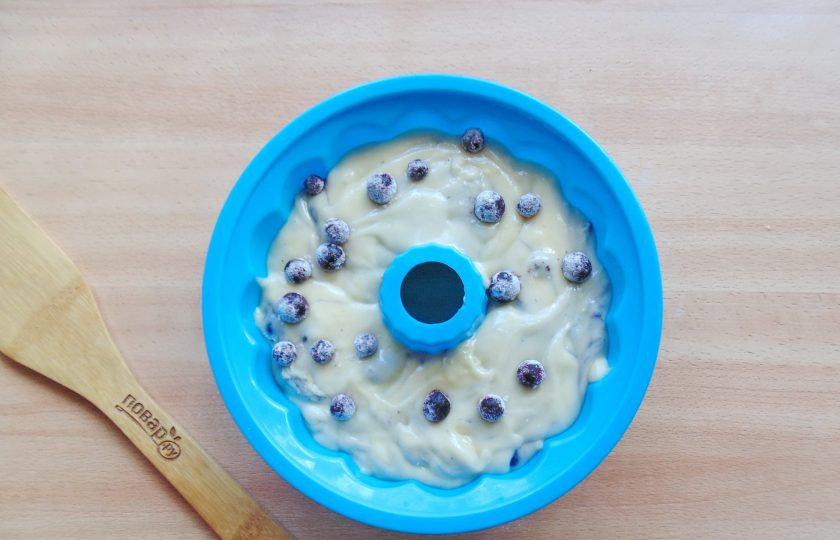 1. Этап. Простой ягодный пирог: Выложите тесто в форму для выпечки. Сверху выложите несколько ягод.