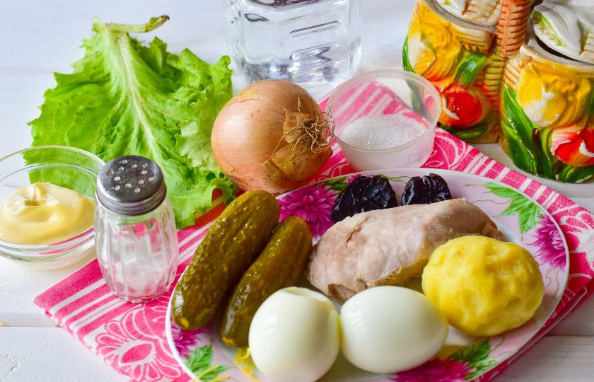 1. Этап. Новогодний салат Крысенок: Подготовьте необходимые ингредиенты.