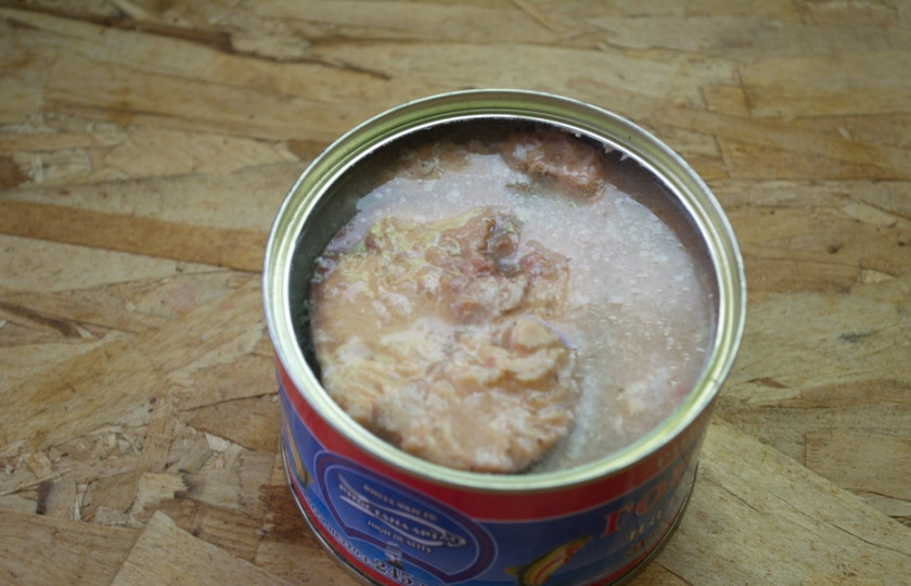 1. Этап. Рыбный суп с картофелем: Откройте банку с рыбой. Там имеется сок (масло с соком). Влейте его в кипящий картофельный отвар. Картошку продолжайте варить до полуготовности.