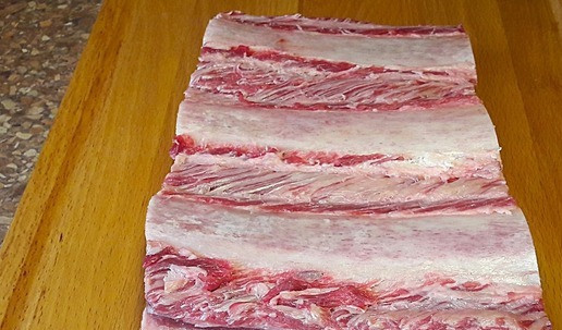 1. Этап. Ребра говяжьи с овощами: Выбирайте ребра мясистые. Рубра помыть, обсушить, снять пленку с внутренней части ребер.