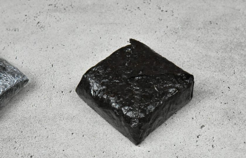 1. Этап. Суши сэндвич с креветкой: Заверните углы нори конвертом, чтобы начинка оказалась полностью закрытой внутри.