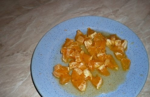 1. Этап. Куриная грудка с морковью: 5. Мандарин почистите. Снимите с него шкурку, уберите семечки (если они есть). Порежьте.