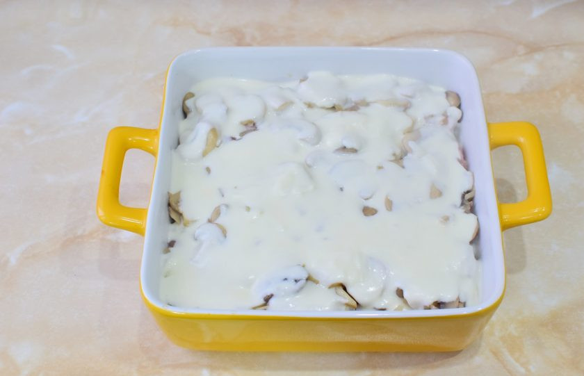 1. Этап. Мясо по-орловски из свинины: Получившимся соусом полейте все ингредиенты в форме.