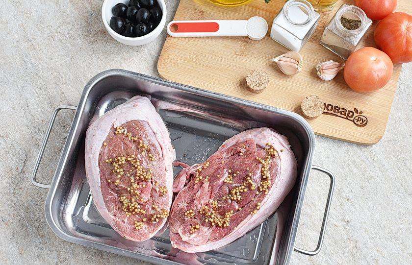 1. Этап. Индейка с овощами: Индейку обсушите бумажными полотенцами и выложите в смазанную жаровню. Посолите и поперчите по вкусу. Смажьте зерновой горчицей.