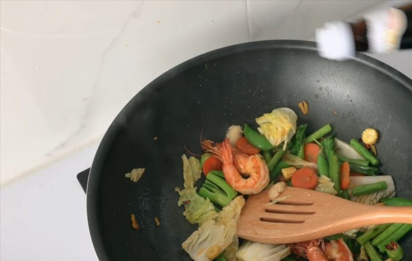 1. Этап. Горячий тайский салат: 3. Затем опустите креветки и обжарьте до готовности. Затем положите овощи и обжарьте в течение 2 минут. Добавьте сахар, сок лайма и устричный соус по вкусу.