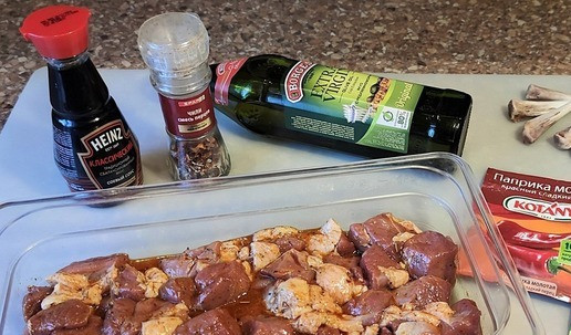 1. Этап. Утиные голени на косточке в мешочках: Мяско утки порезать мелкими кусочками - замариновать (чем дольше, тем вкуснее - у меня ночь) в: - соевый соус, перец чили, оливковое масло, сладкая паприка, прованские травы, сок красного апельсина