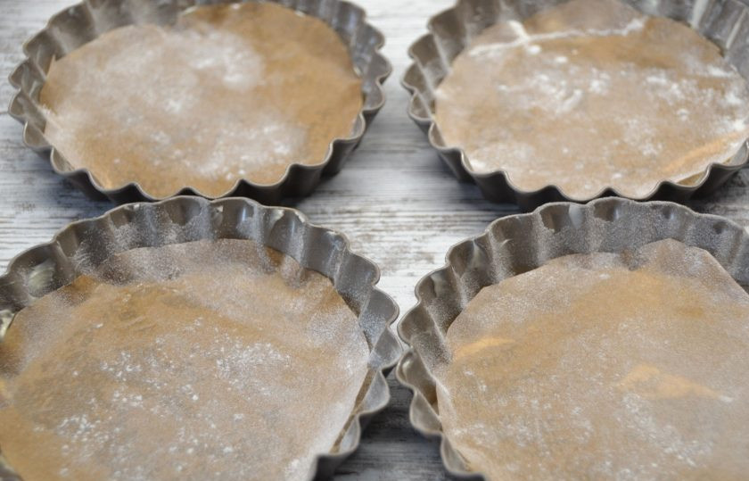 1. Этап. Брауни с малиной: Подготовьте формы для выпечки, это может быть одна форма или несколько. Смажьте бока сливочным маслом, слегка присыпьте мукой.