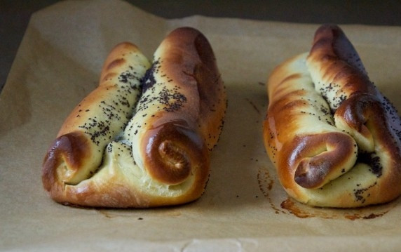 1. Этап. Маковый штрудель: 5. Уложите на противень с пергаментом и выпекайте в разогретом до 180-200 градусов духовом шкафу 15-25 минут до румяной корочки.