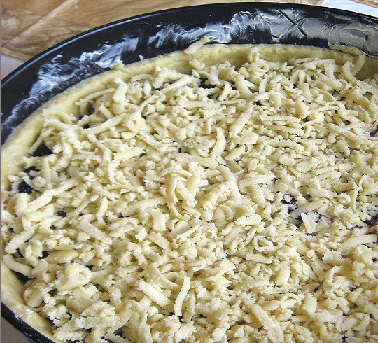 1. Этап. Пирог на маргарине с вареньем: 8. Крошка должна полностью закрыть варенье. Форму можно отправить в духовку, предварительно ее разогрев, примерно на 20 минут.