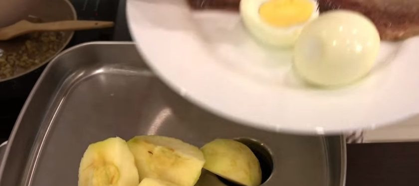 1. Этап. Форшмак из селедки (очень вкусный): 5. Посолите, поперчите, добавьте зелень. Подавайте при помощи кулинарного кольца. Для второго варианта подачи пропустите через мясорубку со средней решеткой яйца, яблоки и сельдь.