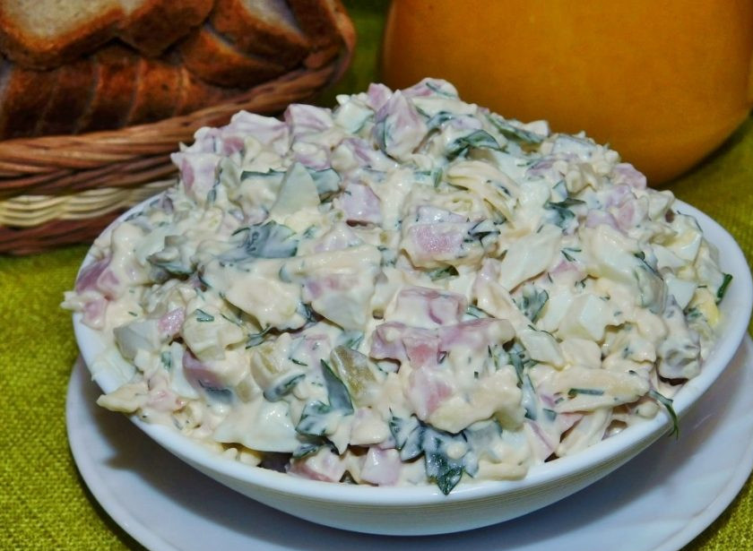 1. Этап. Салат с ветчиной и маринованными огурцами: Добавьте немного зелени и заправьте салат майонезом. Приятного аппетита!