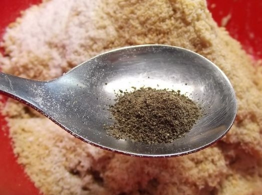 1. Этап. Тефтели из рыбы: Добавьте соль и перец. Ещё раз перемешайте.