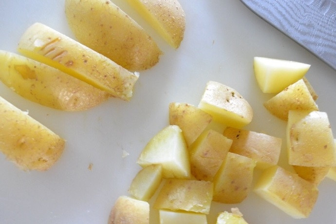 1. Этап. Салат из картофеля и кукурузы: 2. Выложите картофель из воды и остудите, затем нарежьте небольшими кусочками.