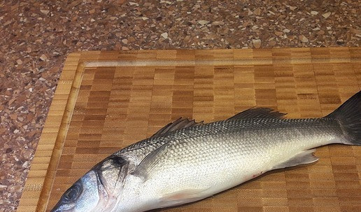 1. Этап. Сочный сибас, запеченный с овощами: Сибас разморозить, помыть, обсушить.