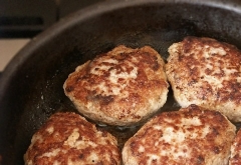 1. Этап. Котлеты из марала: На среднем огне обжарьте котлеты по пять минут с каждой стороны. Затем сложите их в жаропрочную посуду, разогрейте духовку до двухсот градусов и запекайте котлеты под крышкой еще пять минут. Подавайте котлеты с овощами и гарниром.