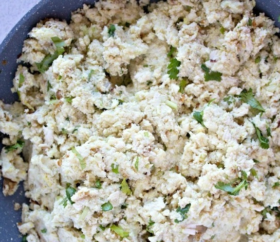 1. Этап. Котлетки из куриной грудки: 3. Смешайте картофельное пюре и куриный фарш, добавьте измельченные листья кориандра, оставшуюся куркуму и чеснок, по вкусу посолите и поперчите, перемешайте.