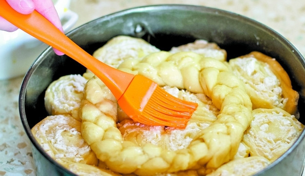 1. Этап. Тутманик: По истечении времени нам необходимо смазать тутманик взбитым яичным желтком.