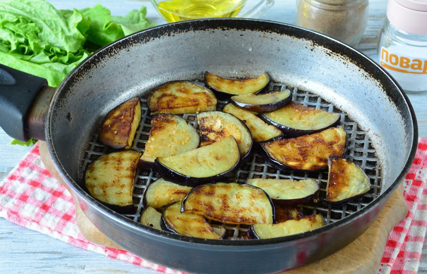 1. Этап. Салат с баклажанами и авокадо: Влейте половину масла в сковороду, обжарьте баклажаны до золотистого цвета с двух сторон. После обжарки выложите овощи на салфетки, чтобы ушел лишний жир.