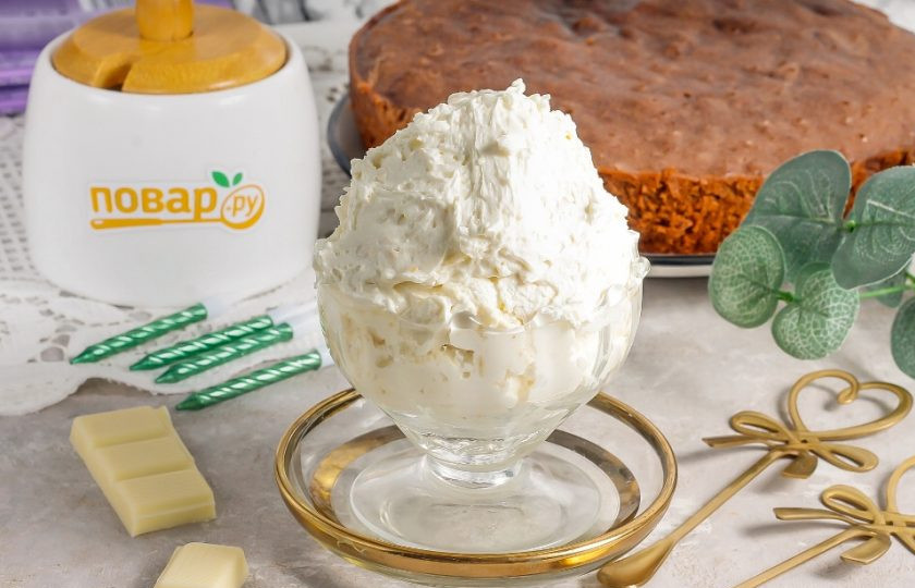 1. Этап. Взбитый ганаш на белом шоколаде: Готовый ганаш нанесите на бисквит или песочный корж, используйте для приготовления тортов, пирожных и т.д. Можно выложить крем в пиалу или креманку, подавая к столу со сладкой выпечкой.