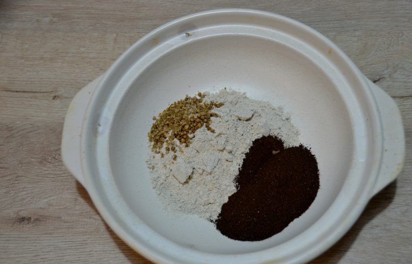 1. Этап. Хлеб Земгальский: Смешайте 77 грамм ржаной муки, ржаной солод и кориандр.