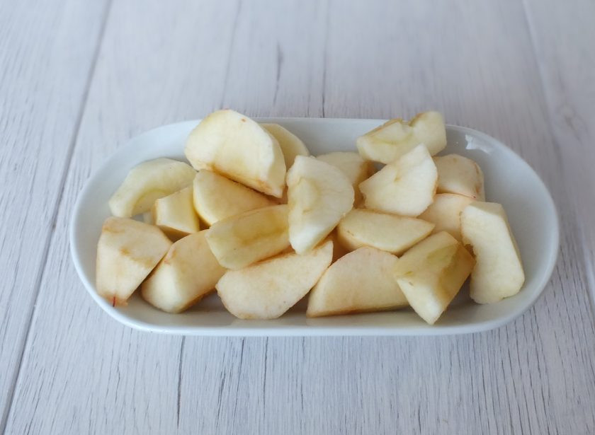 1. Этап. Яблочный пирог с пудингом: Яблоки очистите от кожуры и семенной коробочки. Нарежьте дольками.