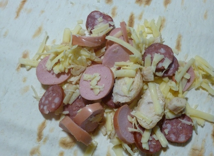 1. Этап. Быстрые пирожки из лаваша: 2. Тонкий армянский лаваш разрежьте на несколько частей, выложите в центр начинку.