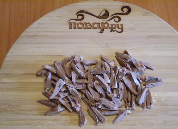 1. Этап. Куриные сердечки с помидорами: 2. Сердечки остудите и порежьте соломкой.