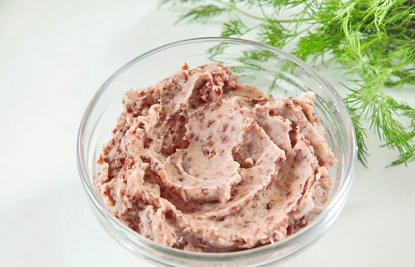 1. Этап. Лаваш с приправой из фасоли: Измельчите фасоль до состояния пюре при помощи блендера или мясорубки. Добавьте пропущенный через пресс чеснок, сок лимона, соль по вкусу и хорошо все перемешайте.