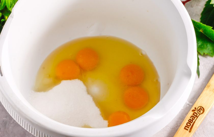 1. Этап. Лимонно-ягодный торт: Куриные яйца вбейте в емкость кухонного комбайна или миксера. Всыпьте туда же сахарный песок, соль и взбейте примерно 3-5 минут в пышную пену.