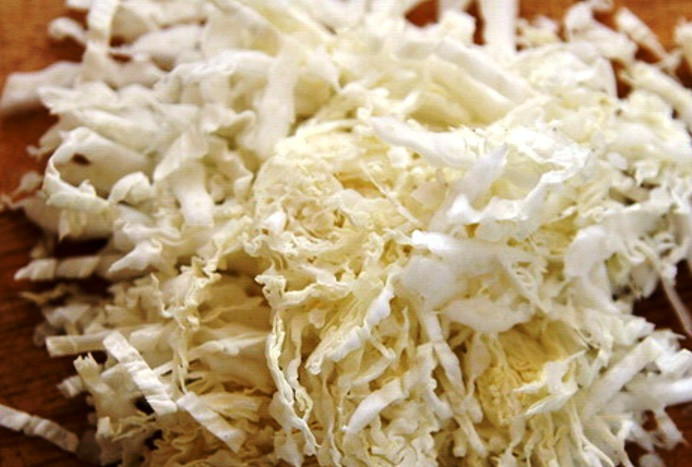 1. Этап. Салат из сырой моркови: Капусту помойте и пошинкуйте.