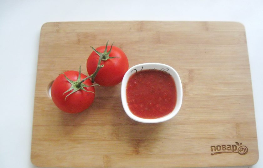 1. Этап. Гречневый суп с помидорами: Помидоры помойте, измельчите в блендере, на терке или в мясорубке. Любым доступным способом.