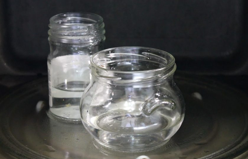 1. Этап. Джем из крыжовника с соком черной смородины: Стеклянные банки вымойте в горячей воде с пищевой содой и стерилизуйте любым удобным способом. Железные крышки кипятите на среднем огне в течение 5 минут. Поставьте горячие банки и крышки вверх дном на чистое полотенце, чтобы они стали сухими.