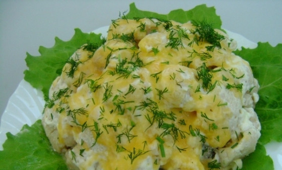 1. Этап. Мясо с цветной капустой в мультиварке: 5. Подается мясо с цветной капустой в мультиварке на блюде, можно на листьях салата.