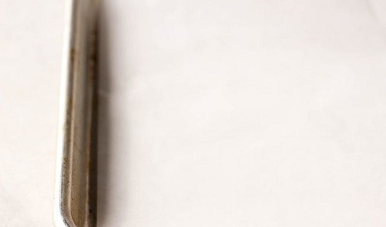 1. Этап. Печенье Изабелла: 4. Подготовьте противень, застелите его пергаментом и смажьте по желанию маслом.