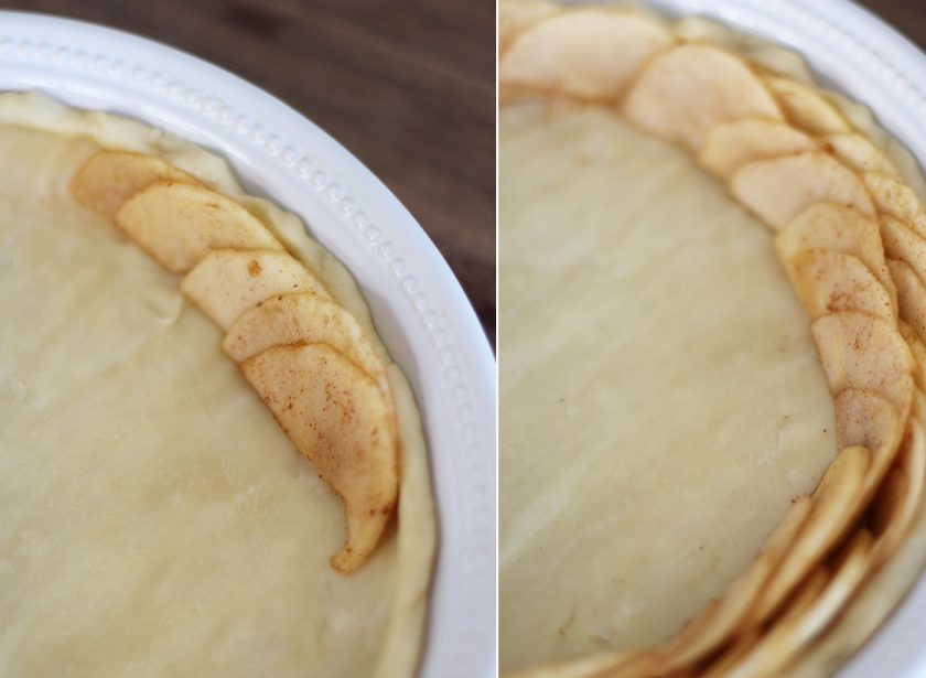 1. Этап. Самый яблочный пирог: 4. Раскатайте тонко тесто, выложите его в форму для запекания. По кругу выложите яблочные дольки.