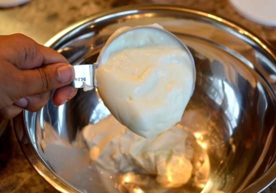 1. Этап. Маринад для курицы со сметаной: Всю сметану выливаем в миску.