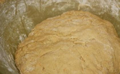 1. Этап. Сладкий хлеб с апельсином: 3. В тесто добавить яйца. Теперь всыплем апельсиновую цедру и кардамон и еще немного муки. Продолжать взбивать миксером, пока тесто не станет однородным. Всыпать половину муки и мешать уже руками. Добавлять муку до тех пор, пока тесто не станет эластичным и мягким.