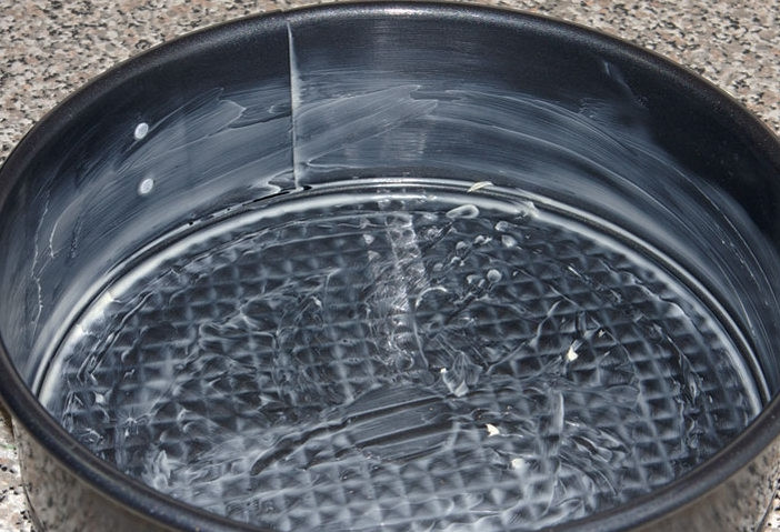 1. Этап. Творожная запеканка с персиками: Смазать маслом форму для выпекания.