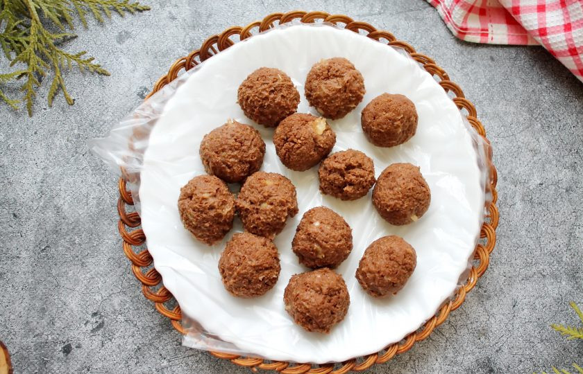 1. Этап. Конфеты из печенья с бананом: Из массы сформируйте шарики величиной с орех макадамии.