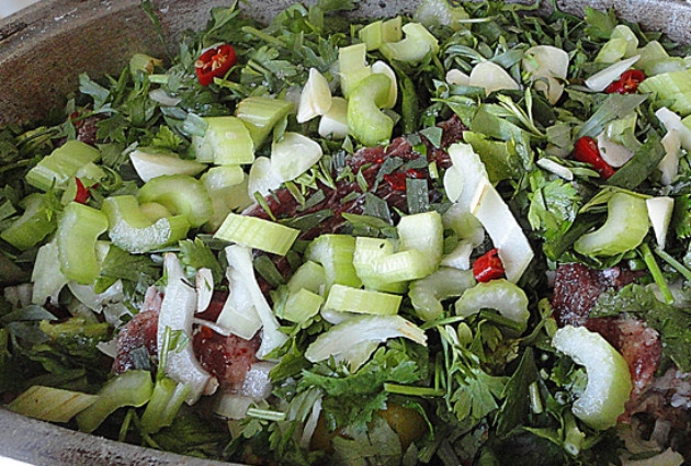 1. Этап. Баранина с тархуном: И крупно нарезанные чеснок и стебель сельдерея.