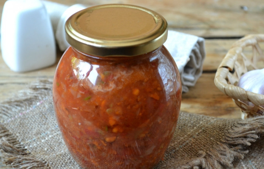 1. Этап. Аджика с морковью и помидорами: Аджика готова. Разлейте ее по баночкам, плотно закрутите крышкой и оставьте до полного остывания, а затем уберите в холодильник. Приятного аппетита!