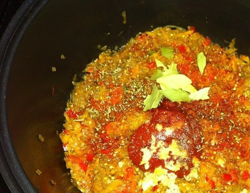 1. Этап. Баклажанная икра в мультиварке: За двадцать минут до окончания приготовления добавьте в икру пропущенный через пресс чесночок и томатную пасту. Хорошенько все перемешайте и оставьте доготавливаться.