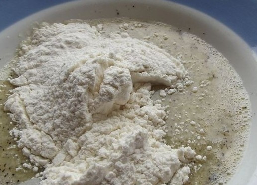 1. Этап. Куриные отбивные в кляре: Добавить просеянную муку, тщательно перемешать до однородного состояния.