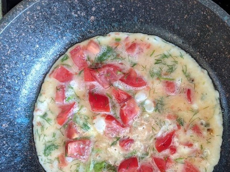 1. Этап. Большой сэндвич для всей семьи: На горячую сковороду наливаем остатки масла. Выливаем яичную смесь, готовим на среднем огне до готовности, около 5 минут, под закрытой крышкой.