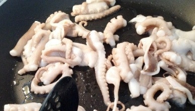 1. Этап. Осьминог по-корейски: На сильном огне разогреваем сковороду с ложкой растительного масла и обжариваем кусочки осьминога примерно минуту или до тех пор, пока его цвет не начнет меняться на коричневый. Убираем осьминога со сковороды с маслом и соком в тарелку.