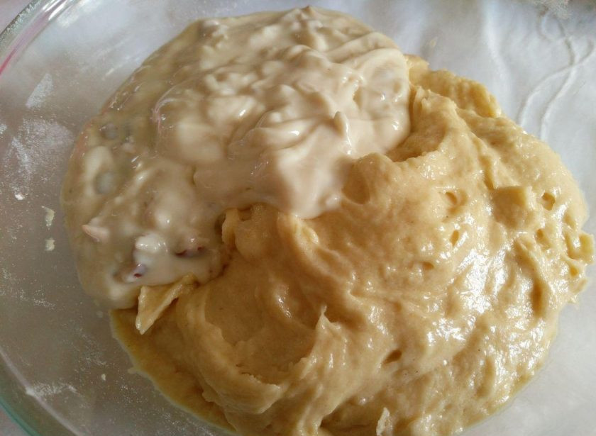 1. Этап. Винный кекс из двух видов шоколада: Добавьте в одну из частей растопленный белый шоколад и перемешайте массу до однородности.