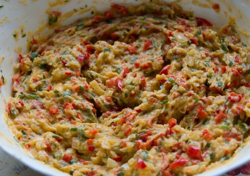 1. Этап. Котлеты из тыквы: В миске смешать тыкву, обжаренные овощи, измельченную зелень. Влить пиво, замешивать, подсыпая муку.