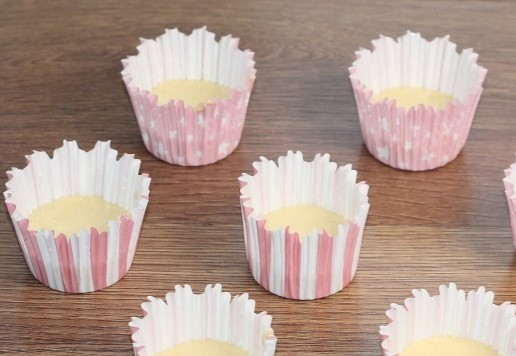 1. Этап. Кекс с кремом из творожного сыра: 11. И кладем по 2 столовые ложки теста.