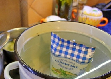 1. Этап. Куриный рулет в пакете из-под молока: Хорошо скрепим между собой края пакета, поставим его в кастрюлю. Заливаем воды столько, чтобы по уровню она была чуть выше уровня мяса в пакете.