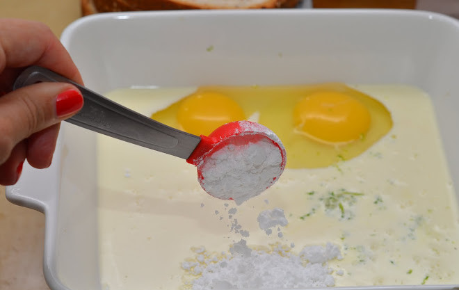 1. Этап. Тосты на сковороде: В удобной посуде венчиком смешаем сливки (или сметану), яйца, ванильную эссенцию, лимонную цедру и сахарную пудру.